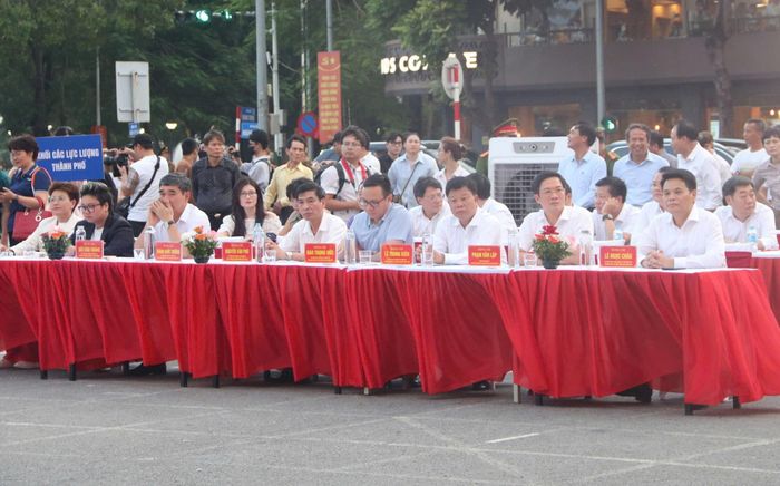 Lãnh đạo Thành ủy, HĐND, UBND TP và các sở, ngành tham dự lễ khai mạc.