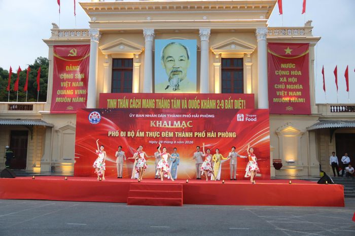 Mở đầu chương trình là các tiết mục nghệ thuật mang đậm dấu ấn thành phố Cảng do Nhà hát Nghệ thuật đương đại Hải Phòng biểu diễn, gồm: “Hải Phòng rực đỏ phượng bay”, “Hải Phòng ta”, hát múa “Hải Phòng tỏa sáng”.
