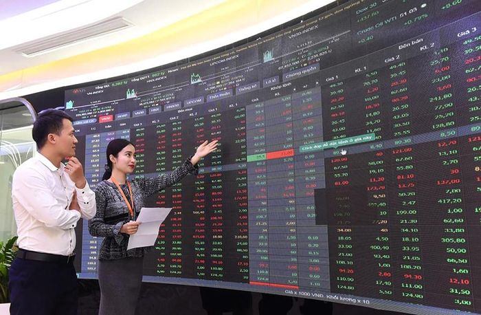 Nhà đầu tư tìm hiểu thông tin thị trường tại sàn chứng khoán AIS Hà Nội. Ảnh: QUANG THÁI