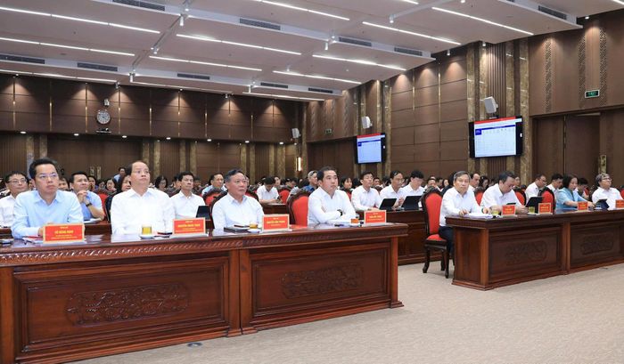Bí thư Thành ủy Hà Nội Trần Đức Thắng, Chủ tịch UBND thành phố Vũ Đại Thắng, Phó Bí thư Thành ủy Nguyễn Văn Phong và các đại biểu dự Hội nghị tập huấn chuyên đề về ứng dụng trí tuệ nhân tạo và phát triển kinh tế số năm 2026. Ảnh: QUANG THÁI