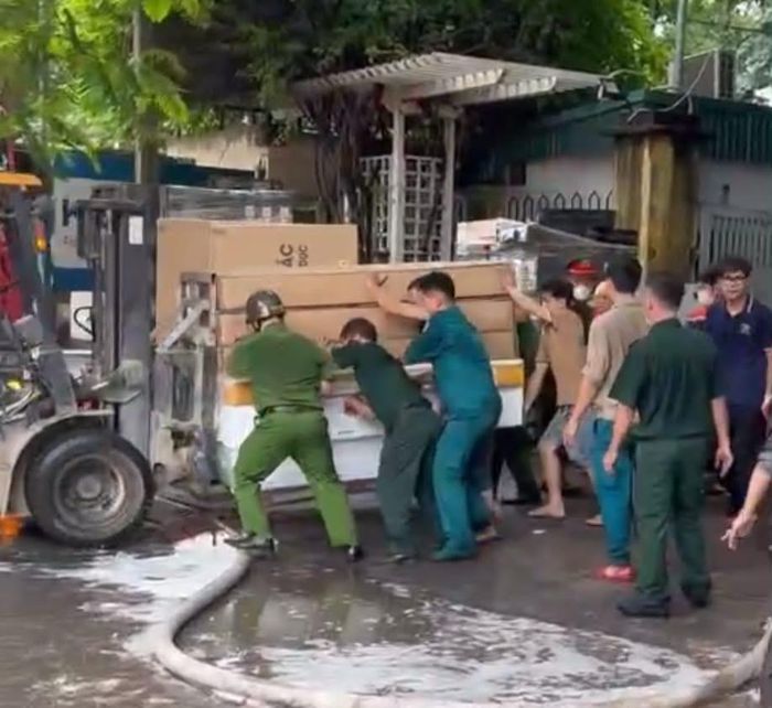 Tập trung sơ tán tài sản. Ảnh: Đức Tuấn