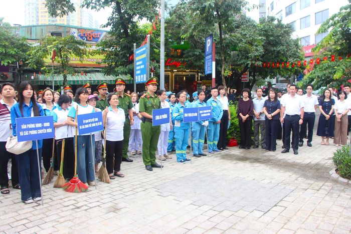 Lãnh đạo phường Giảng Võ và các lực lượng chức năng tại buổi lễ. Ảnh: TT