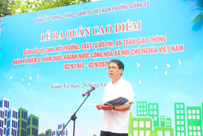 Phó Chủ tịch UBND phường Giảng Võ Nguyễn Anh Dũng phát biểu tại buổi lễ. Ảnh: TT