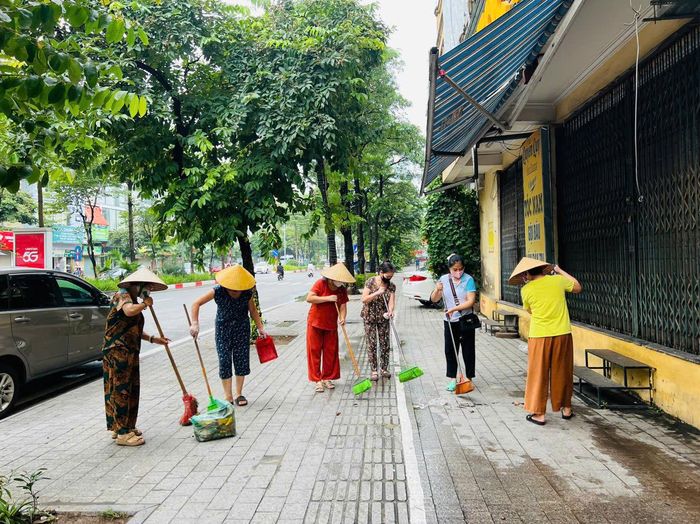 Lực lượng chức năng và nhân dân phường Giảng Võ tiến hành vệ sinh môi trường, bảo đảm trật tự đô thị. Ảnh: TT