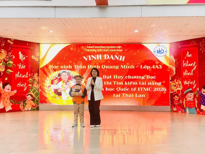 Em Trần Đình Quang Minh, học sinh lớp 4A3, Trường Tiểu học Linh Đàm xuất sắc giành Huy chương Bạc tại Cuộc thi Tìm kiếm tài năng toán học quốc tế ITMC 2026 tại Thái Lan. Ảnh nhà trường cung cấp.
