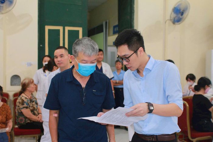 Người dân được hướng dẫn khám sức khoẻ miễn phí tại Bệnh viện Đa khoa Đống Đa. Ảnh: BVCC