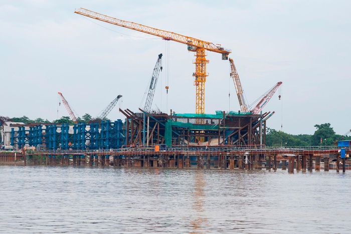 Những thân trụ bê tông đang dần tạo nên hình hài cây cầu. Ảnh: Ánh Dương
