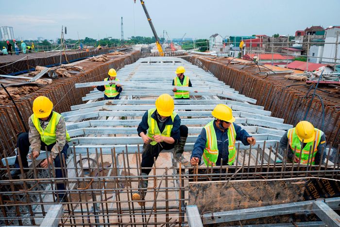 Hàng trăm con người đang ngày đêm giữ cho công trường không ngừng tiến về phía trước. Ảnh: Ánh Dương