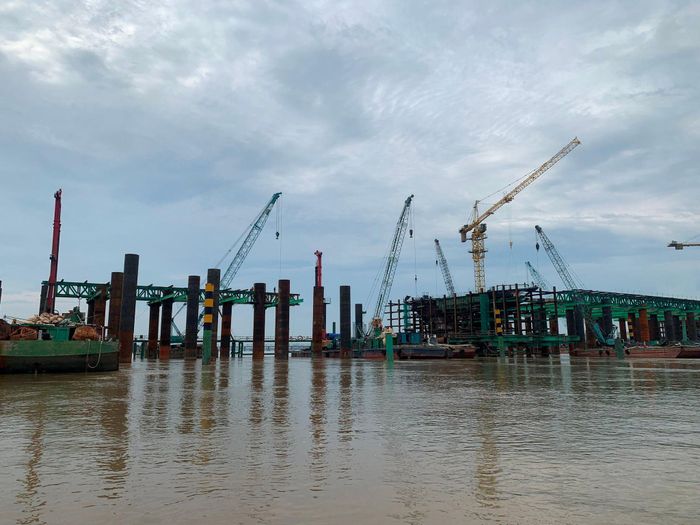 Trên mặt sông là những giàn thép khổng lồ. Ảnh: Tuấn Lương
