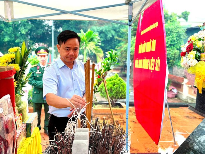 Các đại biểu dâng hương tưởng niệm các Anh hùng liệt sĩ. Ảnh: Thanh Hà
