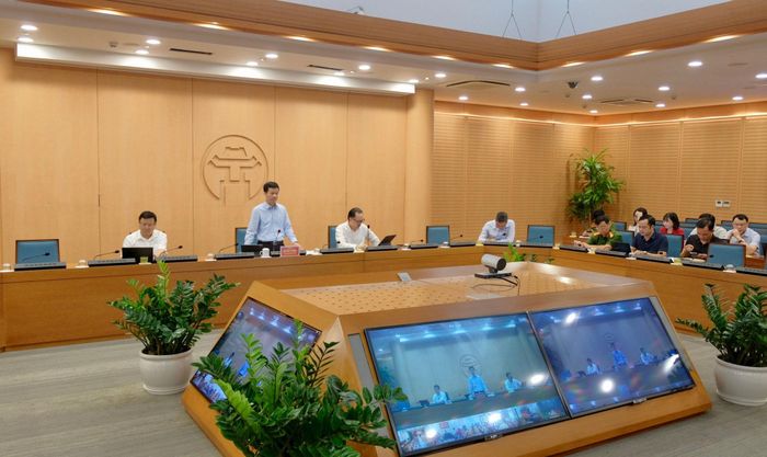 Phó Chủ tịch UBND thành phố Hà Nội Bùi Duy Cường chủ trì cuộc họp. Ảnh: Tùng Nguyễn.