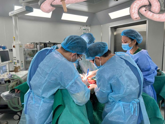 Ê-kíp phẫu thuật phải đối mặt với nhiều thách thức vì khối u quá lớn. Ảnh: BVCC