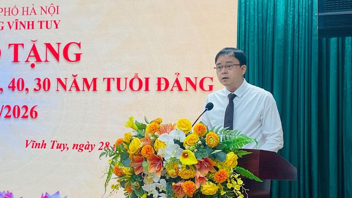 Đồng chí Nguyễn Quang Trung, Bí thư Đảng ủy, Chủ tịch HĐND phường Vĩnh Tuy phát biểu tại buổi lễ. Ảnh: Việt Thắng