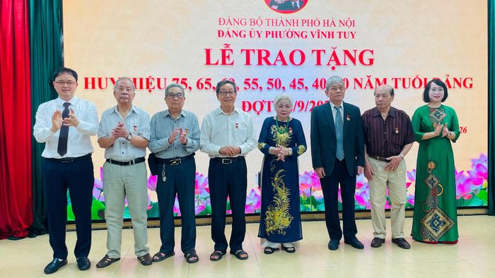 Các đảng viên được trao tặng Huy hiệu Đảng đợt 2-9-2026. Ảnh: Việt Thắng