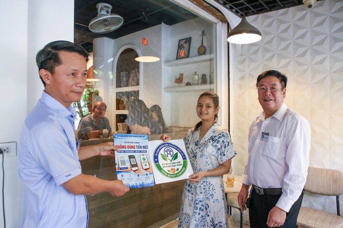 Mô hình “Tuyến phố đảm bảo an toàn thực phẩm” gắn với mô hình “Tuyến phố không dùng tiền mặt” trên địa bàn phường Ngọc Hà. Ảnh: Duy Khánh