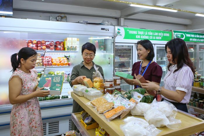 31/31 cơ sở được đánh giá đạt yêu cầu về điều kiện an toàn thực phẩm. Ảnh: Duy Khánh
