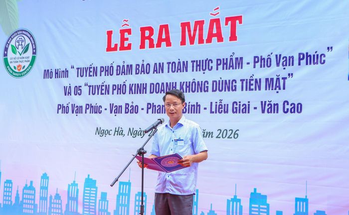 Phó Chủ tịch UBND phường Nguyễn Văn Hưng phát biểu tại buổi lễ. Ảnh: Duy Khánh