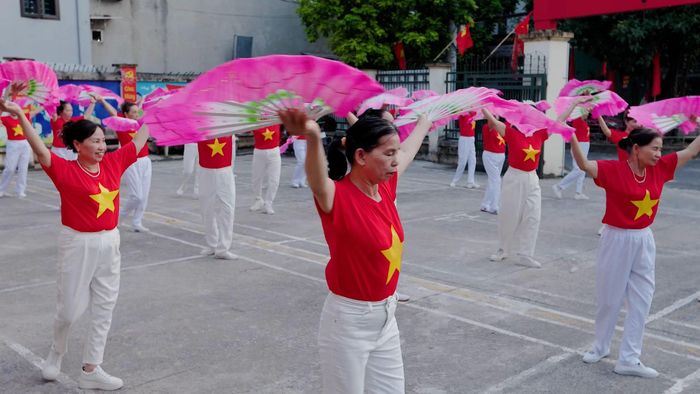 6h sáng, bà Đỗ Thúy Hồng cùng các thành viên câu lạc có mặt đông đủ, duy trì những buổi tập đều đặn tại Nhà văn hóa Thượng Hội. Ảnh: Đỗ Duẩn