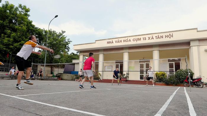 Người dân giao lưu cầu lông, góp phần duy trì phong trào thể thao cộng đồng. Ảnh: Đỗ Duẩn