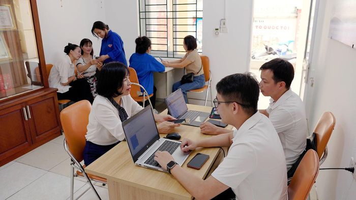 Phòng Chuyển đổi số cộng đồng hỗ trợ người dân tiếp cận công nghệ và các tiện ích số. Ảnh: Đỗ Duẩn