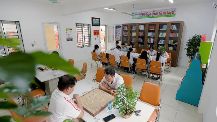 Không gian đọc sách kết hợp cờ tướng, nơi người dân gặp gỡ, giao lưu và thư giãn. Ảnh: Đỗ