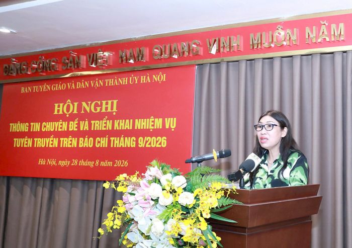 Phó Giám đốc BHXH thành phố Hà Nội Nguyễn Thị Bích Liên thông tin về việc triển khai các giải pháp mở rộng độ bao phủ độ bao phủ BHYT, đảm bảo quyền lợi của người tham gia BHYT. Ảnh: Quang Thái