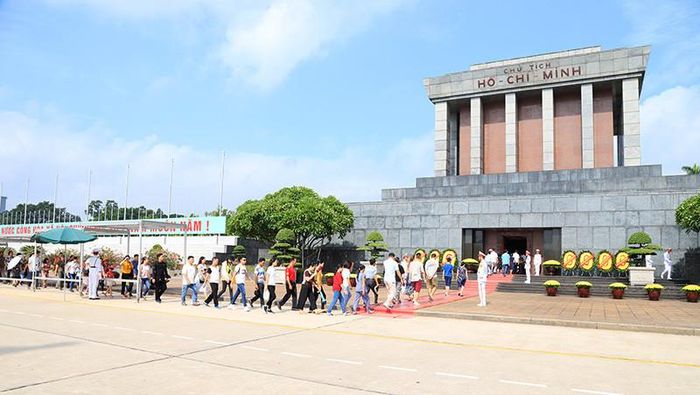 Hà Nội sẽ tặng 45.000 suất quà cho du khách đến tham quan Lăng Chủ tịch Hồ Chí Minh dịp Quốc khánh. Ảnh: Quang Thái