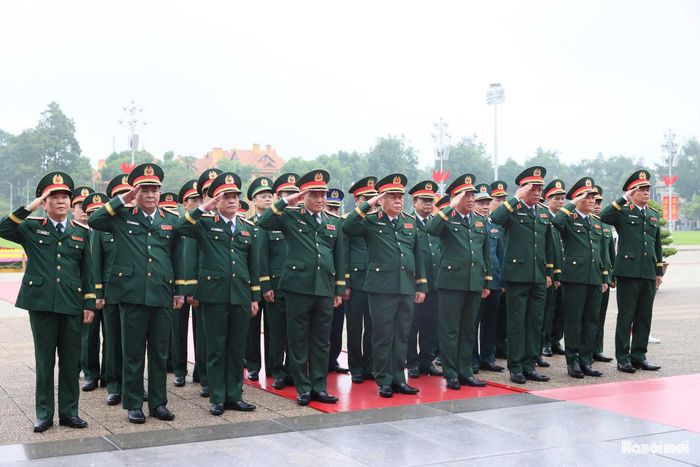 Đoàn đại biểu Quân ủy Trung ương và Bộ Quốc phòng viếng Chủ tịch Hồ Chí Minh.