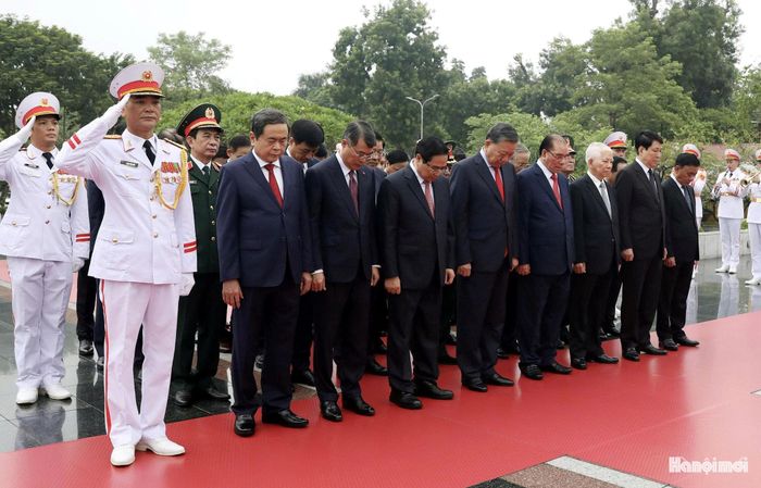 Các đồng chí lãnh đạo, nguyên lãnh đạo Đảng, Nhà nước tưởng niệm các Anh hùng liệt sĩ.