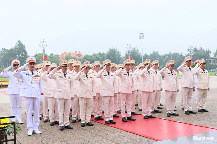 Đoàn đại biểu Đảng ủy Công an Trung ương và Bộ Công an viếng Chủ tịch Hồ Chí Minh.