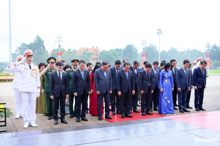 Các đồng chí lãnh đạo thành phố Hà Nội mặc niệm tưởng nhớ Chủ tịch Hồ Chí Minh.