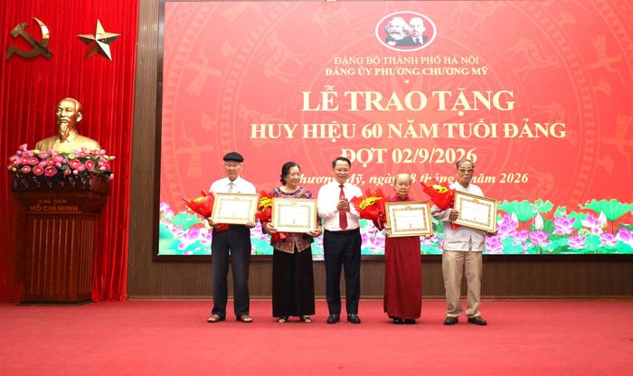 Phó Bí thư Đảng ủy, Chủ tịch UBND phường Chương Mỹ Bùi Mạnh Thắng trao Huy hiệu 60 năm tuổi Đảng tặng đảng viên sinh hoạt trên địa bàn phường. Ảnh: Kim Nhuệ