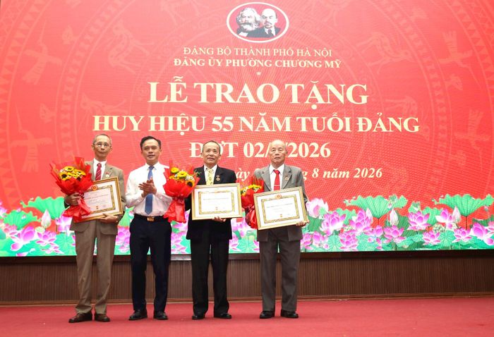 Bí thư Đảng ủy, Chủ tịch HĐND phường Chương Mỹ Phí Minh Hải trao Huy hiệu 55 năm tuổi Đảng tặng đảng viên sinh hoạt trên địa bàn phường. Ảnh: Kim Nhuệ