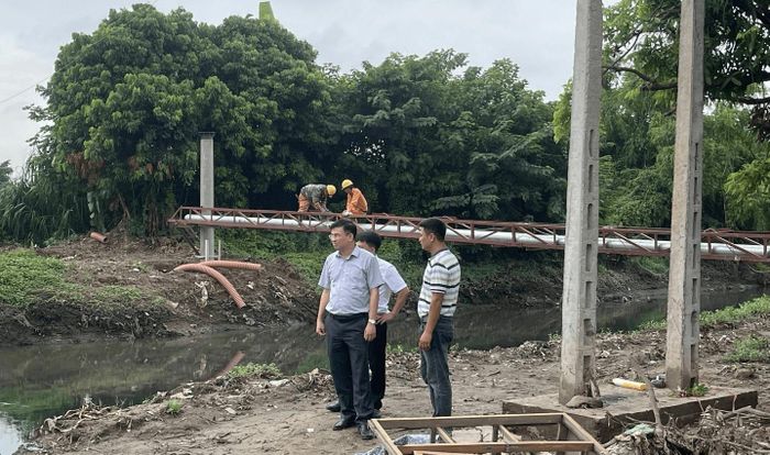 Lãnh đạo kiểm tra hiện trường công trình “Xây dựng tuyến đường gom từ cầu Thanh Trì đến cầu vượt Phú Thị” tại khu vực sông Cầu Bây, phục vụ tiêu thoát nước mùa mưa. Ảnh: H.A