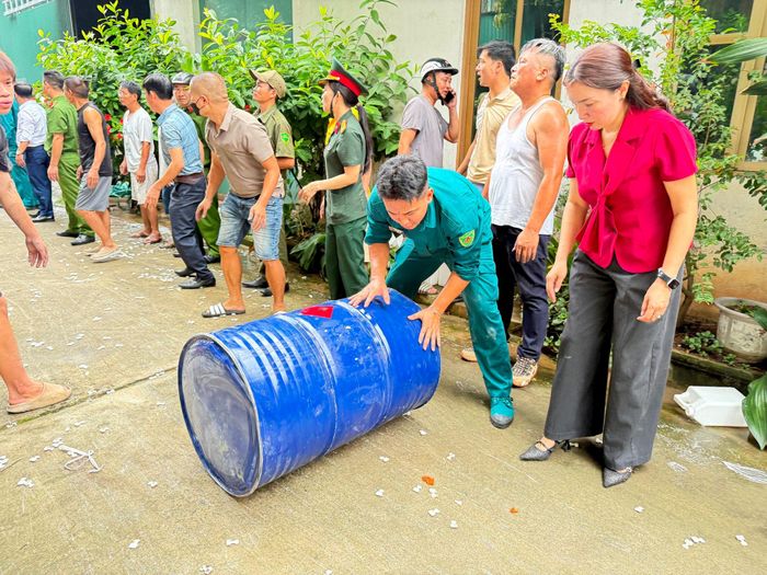 Các lực lượng của phường Chương Mỹ cũng kịp thời có mặt sơ tán tài sản ra khỏi đám cháy. Ảnh: PV