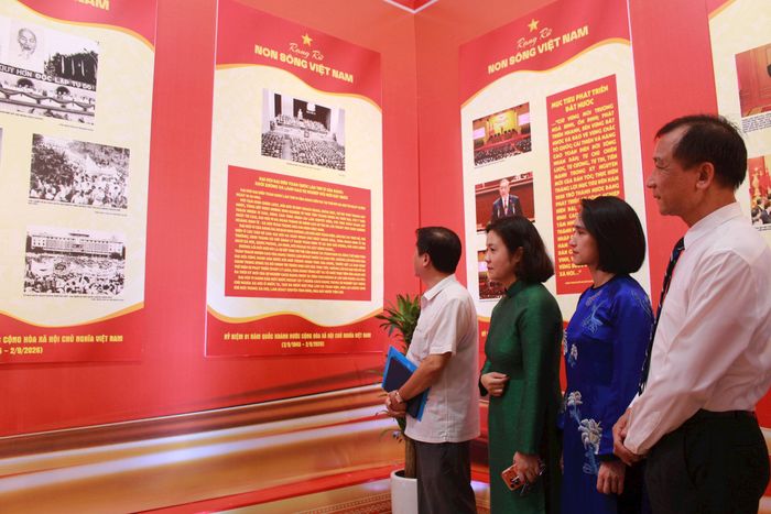 Các đại biểu tham quan triển lãm. Ảnh: V.G