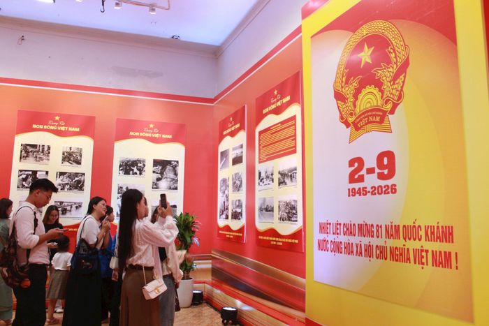 Các bạn trẻ lưu lại khoảnh khắc những ngày thu cách mạng tại triển lãm. Ảnh: V.G