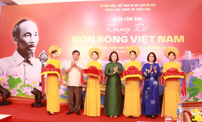 Các đại biểu cắt băng khai mạc triển lãm. Ảnh: Vi Giáng