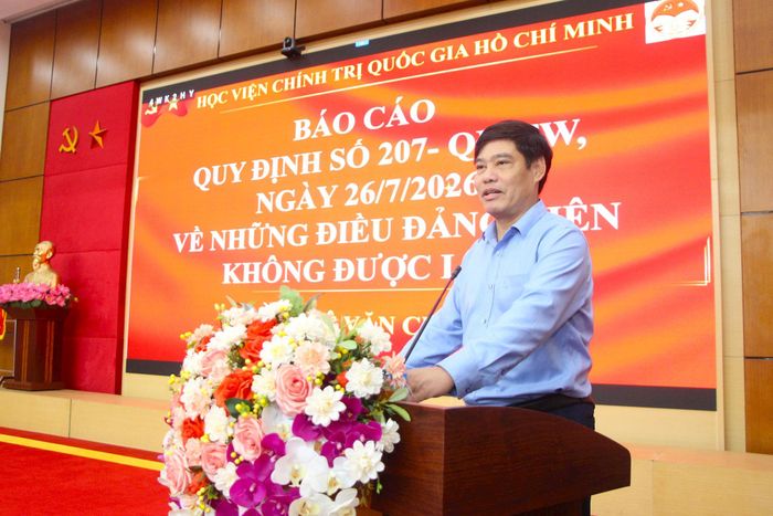 PGS.TS Lê Văn Cường quán triệt những nội dung cơ bản của Quy định số 207-QĐ/TW và Hướng dẫn số 02-HD/UBKTTW. Ảnh: MH
