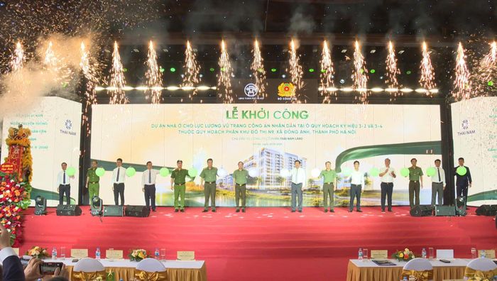 Các đại biểu thực hiện nghi thức khởi công dự án. Ảnh: Mai Khôi