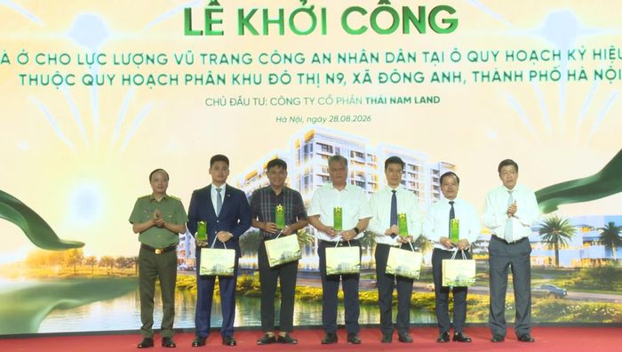 Lễ khởi công Dự án đầu tư xây dựng nhà ở cho lực lượng vũ trang Công an nhân dân tại các ô quy hoạch ký hiệu 3-2 và 3-4, thuộc Quy hoạch phân khu đô thị N9, xã Đông Anh. Ảnh: Mai Khôi