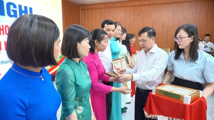 Phó Bí thư Đảng ủy, Chủ tịch UBND xã Hòa Xá Dương Tuấn Anh trao Giấy khen tặng các tập thể, cá nhân có thành tích trong thực hiện nhiệm vụ năm học 2025-2026. Ảnh: Huy Nguyện