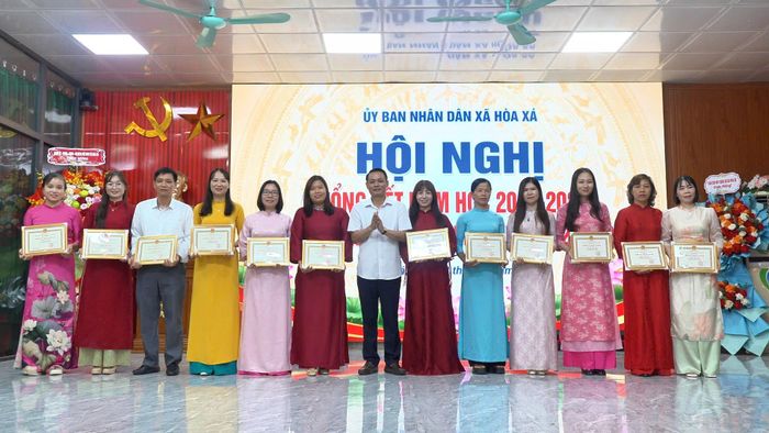 Phó Chủ tịch UBND xã Hòa Xá Nguyễn Văn Cường trao khen thưởng tặng các tập thể, cá nhân có thành tích xuất sắc trong thực hiện nhiệm vụ năm học 2025-2026. Ảnh: Huy Nguyện