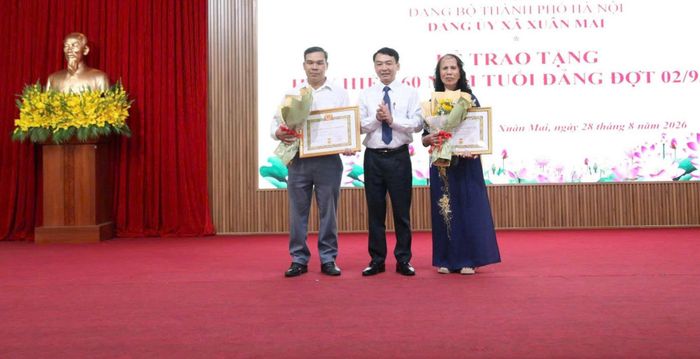 Bí thư Đảng ủy, Chủ tịch HĐND xã Xuân Mai Hoàng Minh Hiến trao Huy hiệu 60 năm tuổi Đảng tặng đảng viên sinh hoạt trên địa bàn phường. Ảnh: Hoàng Tình