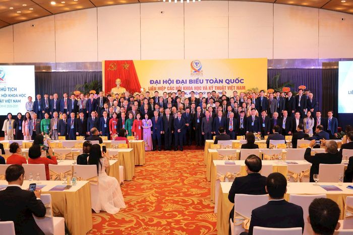Ban Chấp hành khóa IX ra mắt tại Đại hội. Ảnh: PV