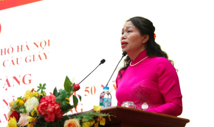 Bí thư Đảng uỷ, Chủ tịch HĐND phường Cầu Giấy Nguyễn Thị Liễu phát biểu tại buổi lễ. Ảnh: Vân Nhi