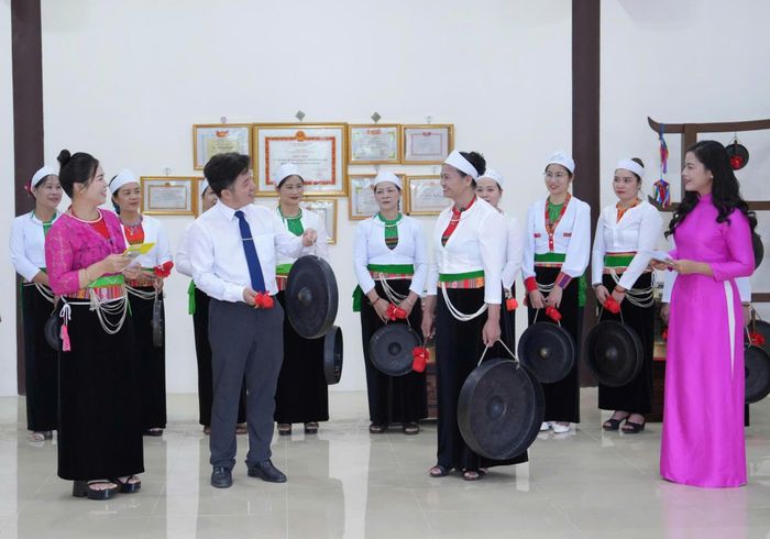 Buổi livestream Giới thiệu văn hóa Cồng chiêng Mường xã Phú Cát. Ảnh: Nguyễn Lộc.