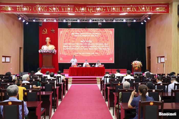 Thường trực HĐND xã Thanh Oai tiếp xúc cử tri chuyên đề về thực trạng ô nhiễm môi trường và tình hình xử lý chất thải trên địa bàn xã. Ảnh: Mai Quý