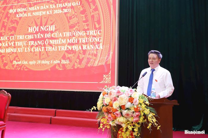 Đồng chí Bùi Hoàng Phan - Bí thư Đảng ủy, Chủ tịch HĐND xã Thanh Oai phát biểu tại hội nghị. Ảnh: Mai Quý