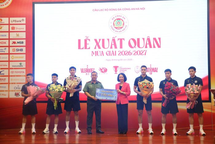 Lãnh đạo UBND thành phố và Công an thành phố Hà Nội chúc mừng các tuyển thủ của Đội tuyển Việt Nam vừa bảo vệ thành công chức vô địch ASEAN Cup 2026. Ảnh: Công an thành phố Hà Nội